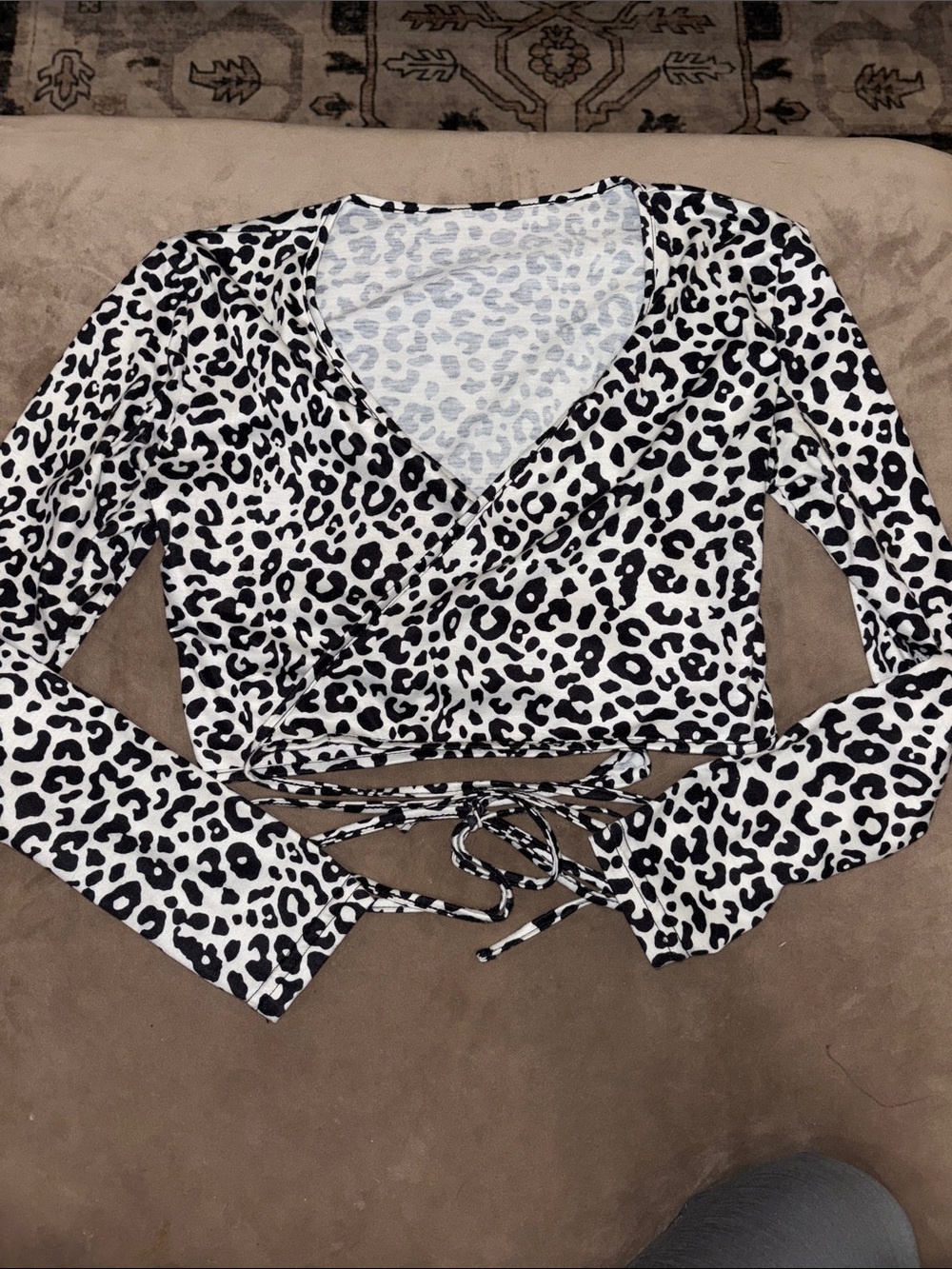 ROMWE Black & White Leopard Wrap Crop Top